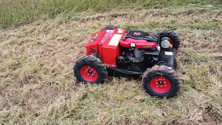 gasoline engine 360 degree rotation travel speed 0~6Km/h remote controlled tracked robot mower
